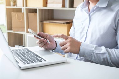 mutluluk adam akıllı telefon kullanarak kayıt ödemeleri online shoppin