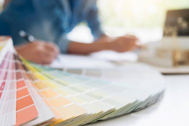 İki iç tasarım veya ar-in Bank projesi üzerinde çalışmanın, grafik tasarımcı