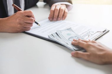 Rüşvet ve yolsuzluk kavramı, rüşvet dolarlık banknot şeklinde