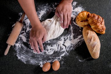 Ekmek siyah arka plan, erkek h malzemelerle çiğ hamur