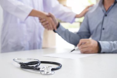 Doktor ve hasta tedaviden sonra tokalaşırken