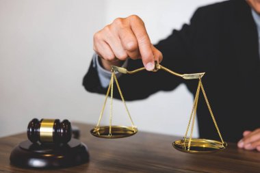 Tokmak ile Adalet avukatlar, işadamı takım elbise veya avukat yargıç. 