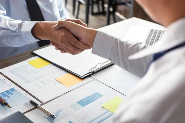 Conceito de reunião de parceria empresarial. Imagem homem de negócios handsha — Fotografia de Stock