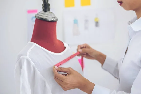 Jonge vrouw naaister of designer werkzaam als meten voor clot — Stockfoto