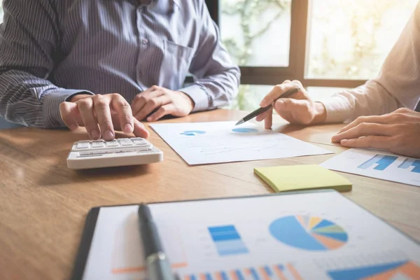 Equipo de negocios dos colegas ejecutivos discutiendo y análisis w — Foto de Stock