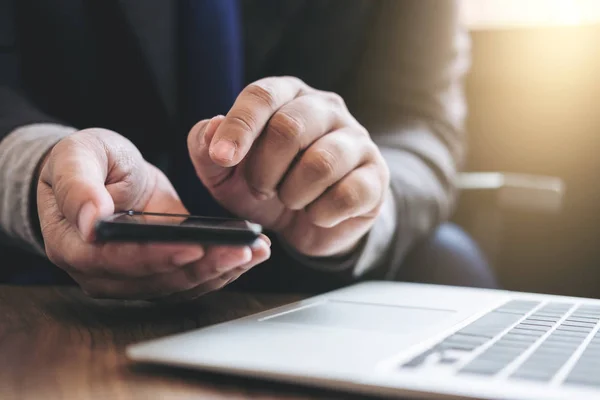 Homem de negócios profissional trabalhando com smartphone, Fazendo finanças — Fotografia de Stock