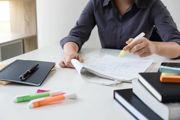 Beelden van het bestuderen van de handen van de student schriftelijk boek tijdens het Hoorcollege — Stockfoto