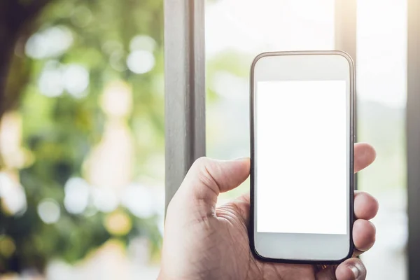 Imagem Mockup do homem mão segurando telefone inteligente branco com sc em branco — Fotografia de Stock