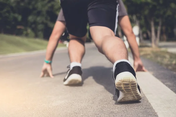 Närbild på skor, idrottsman löpare fötter kör på väg att börja — Stockfoto