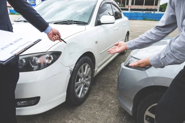 Agente de seguros examinar carro danificado e apresentação de relatório Formulário de reclamação — Fotografia de Stock