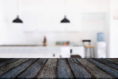 Boş ahşap masa ve bulanık arka plan önünde o soyut