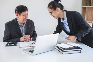 Ekip çalışması işlem, Toplantı ve n için tartışırken iş ortakları