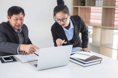 Ekip çalışması süreci, iş arkadaşları Ortaklar toplantısı ve raporlarınızı