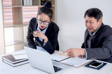 Ekip çalışması süreci, iş arkadaşları Ortaklar toplantısı ve raporlarınızı