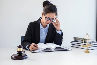 Yasal hukuk, tavsiye ve adalet kavramı, profesyonel kadın lawye
