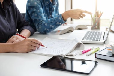 Öğretmen arkadaşlar, genç öğrenciler kampüs veya sınıf arkadaşları ile o Kitaplar