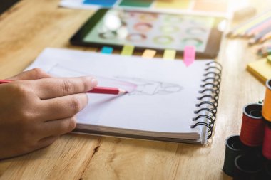 Terzi ya da moda des çalışma tasarımcının el yakın çekim