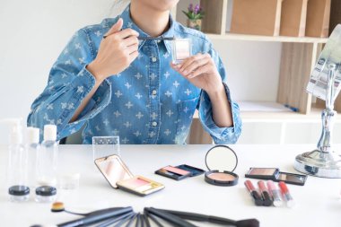 Zarif kadın ya da güzellik blogger reco üzerinde fırça ile gülümseyen mutlu