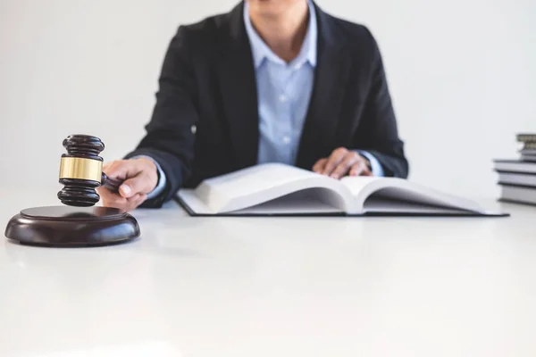 Direito jurídico, aconselhamento e conceito de justiça, Profissional Feminino lawye — Fotografia de Stock