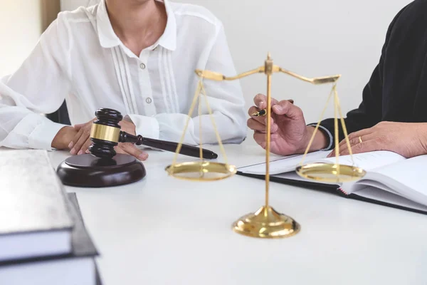 Customer service goede samenwerking, overleg tussen een mannelijke l — Stockfoto