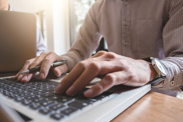 Встреча бизнес-команды с новым проектом стартапов, обсуждение
