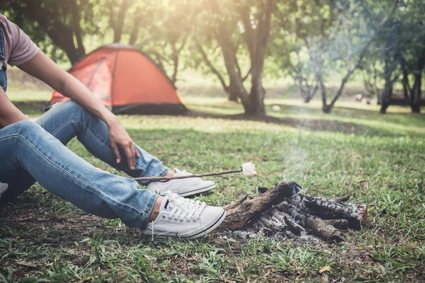 Młoda kobieta, piesze wycieczki, gotowanie Zefir cukierki na ognisku — Zdjęcie stockowe