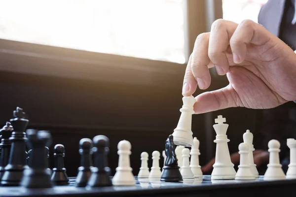 Primo piano di mani fiduciosi colleghi uomini d'affari che giocano a scacchi — Foto Stock