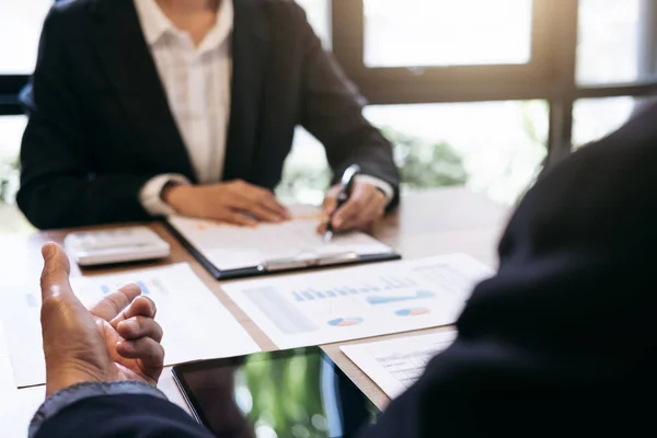 Mensen uit het bedrijfsleven opstarten groep vergadering, jonge creatieve collega 's — Stockfoto