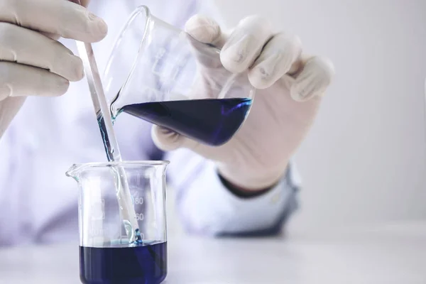 Científico o médico en bata de laboratorio trabajando en laboratorio biotecnológico —  Fotos de Stock