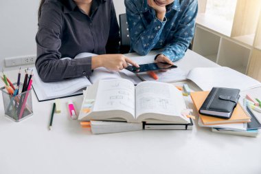 Eğitim, öğretim, öğrenme, teknoloji ve insan kavramı. Tw