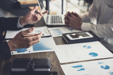 Genç konuşmak kurumsal yeni başlangıç projesi ile çalışma. tartışıyor 