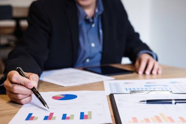 Profesyonel iş adamı yapıyor Finans raporu üzerinde çalışma, grafik ve analiz iş stratejisi geliştirme kar için belge.