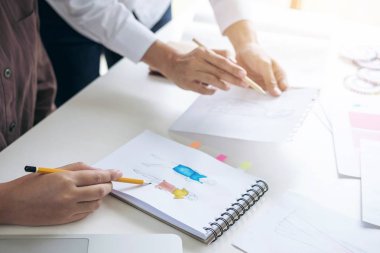 Yeni koleksiyon sanat, yaratıcı tasarım ve sanatsal konsept çizimler atölye olarak moda tasarımcıları tedbir olarak çalışan iki profesyonel şık moda tasarımcısı.