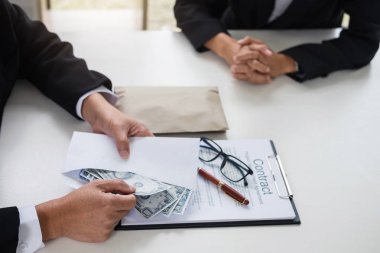 Rüşvet ve yolsuzluk kavramı, rüşvet dolarlık banknot şeklinde