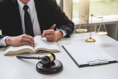 Tokmak ile Adalet avukatlar, işadamı takım elbise veya avukat yargıç. 