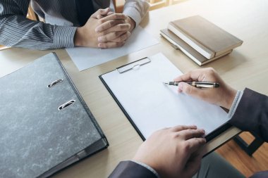 İş görüşmesi, soru soran genç çekici Yöneticiler adam 