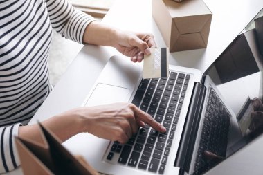 Kayıt ve ödemeleri online sho kadının ellerini kullanarak kredi kartı