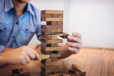 Görüntüleri el koyarak ve ahşap blok çekerek iş adamları 