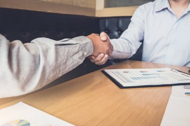 Toplantı ve tebrik, sonra iki çift işadamı el sıkışma 