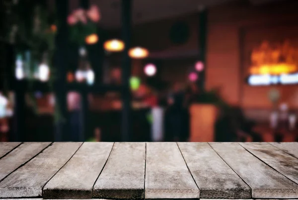 Pusty Stół Drewniany Niewyraźne Tło Abstrakcja Naprzeciwko Restauracji Lub Kawiarni — Zdjęcie stockowe