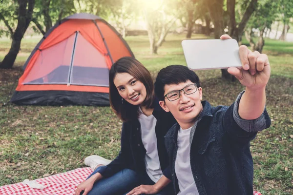 Casal Feliz Acampar Natureza Tomando Tiro Selfie Sorrir Com Smartphone — Fotografia de Stock