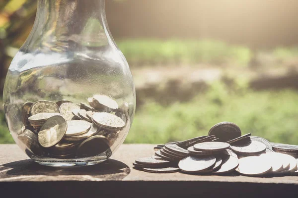ガラス bottl でコインのスタッキングのコインやお金を保存するための成長 — ストック写真