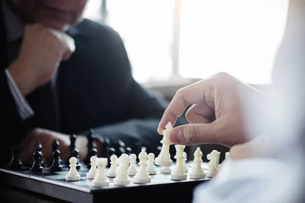 Des collègues hommes d'affaires confiants jouant au jeu d'échecs surmontent le — Photo