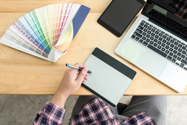 Architekturzeichnung Mit Arbeitswerkzeugen Grafikdesignerin Die Mit Tablet Und Stift Computer — Stockfoto