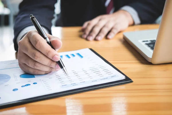 Empresario Profesional Trabajando Haciendo Finanzas Laptop Gráfico Documentos Estrategia Negocio — Foto de Stock