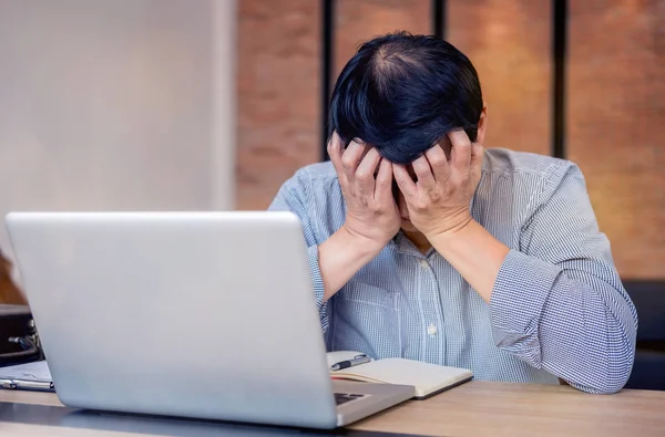 Imagen de hombre de negocios frustrado estresado y gráfico ingenio de negocios — Foto de Stock