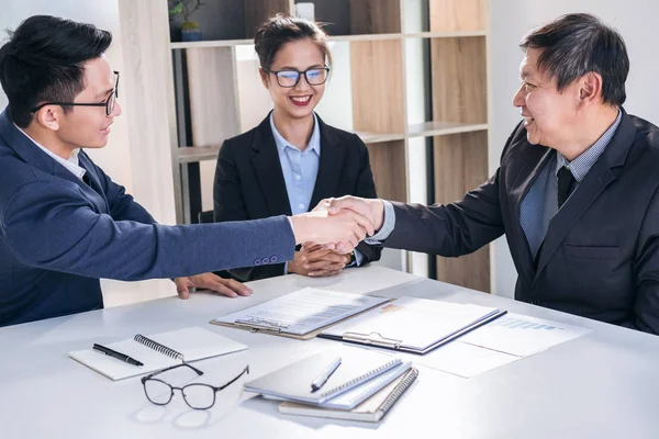 Finalizando una reunión, apretón de manos de negocios después de discutir bueno — Foto de Stock