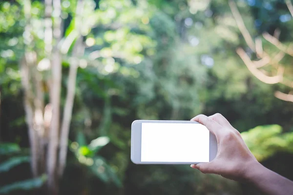 Imagen burlona de la mano del hombre sosteniendo teléfono inteligente blanco con sc en blanco — Foto de Stock