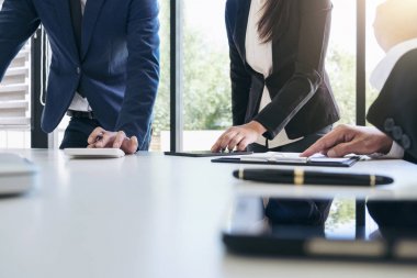 Ekip çalışması süreç, iş takım yöneticileri meslektaşları tartışırken bir