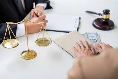 Rüşvet ve yolsuzluk kavramı, rüşvet dolarlık banknot şeklinde